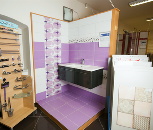 Moderní vzorová koupelna s fialovými prvky KS Horažďovice