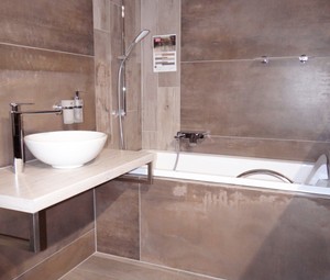 Moderní vzorová koupelna s hnědými prvky KS Horažďovice