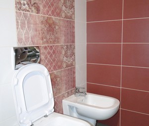 Moderní koupelna s červenými prvky KS Horažďovice