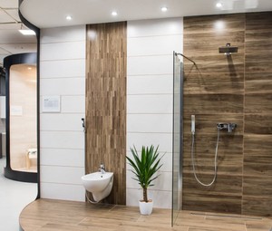 Vzorová koupelna s dřevěnými prvky FIDEM Studio Vsetín