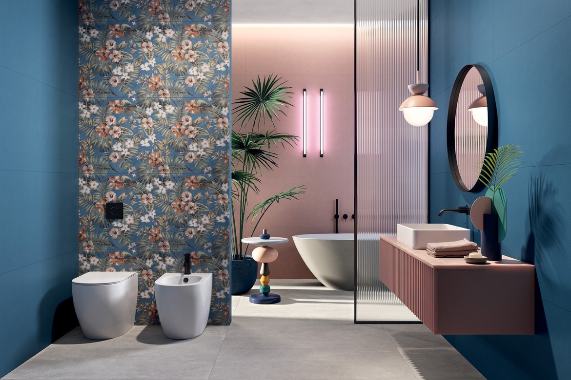 Moderní koupelna osvěžená květinovým dekorem a výraznými barvami
