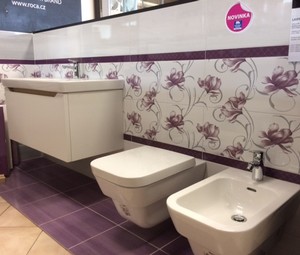 Vzorová koupelna s fialovými prvky Koupelny Fabián