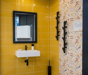 Vzorová koupelna ve žlutých odstínech FIDEM Studio Vsetín